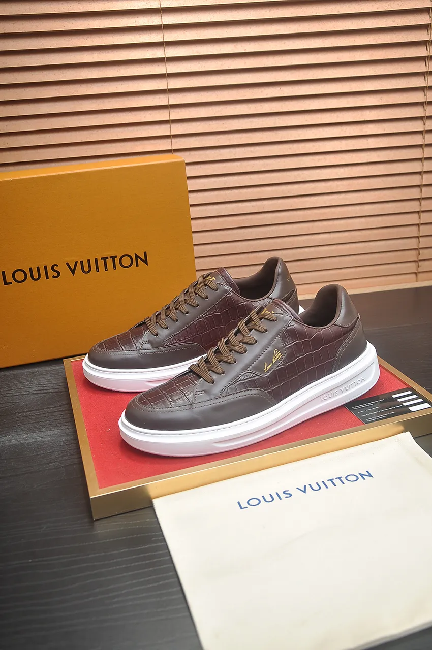 Men's men's shoes 💰640💶Original development, quality shipping, welcome to compare - LV sneaker series sports shoes introduce the loose silhouette of the ready-to-wear series into the spring and summer men's wear shows and make an eye-catching appearance. The cow leather upper is combined with rough fabric laces, and colorful beading highlights the brand's classic elements. LV letters mark the tongue and Monogram floral outsole. Mixed materials Made of top-grain cowhide, thick shoelace design, large Monogram print on the side, mesh lining and cotton feet, the comfort is as extreme as ever, premium heritage, quality first, worth owning! Size: Men’s 38-45 (45 is custom-made and cannot be returned or exchanged)